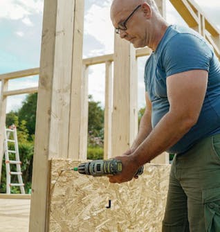 Isolert anneks: OSB-plater monteres på isolert anneks Isolert anneks: OSB-plater monteres på isolert anneks